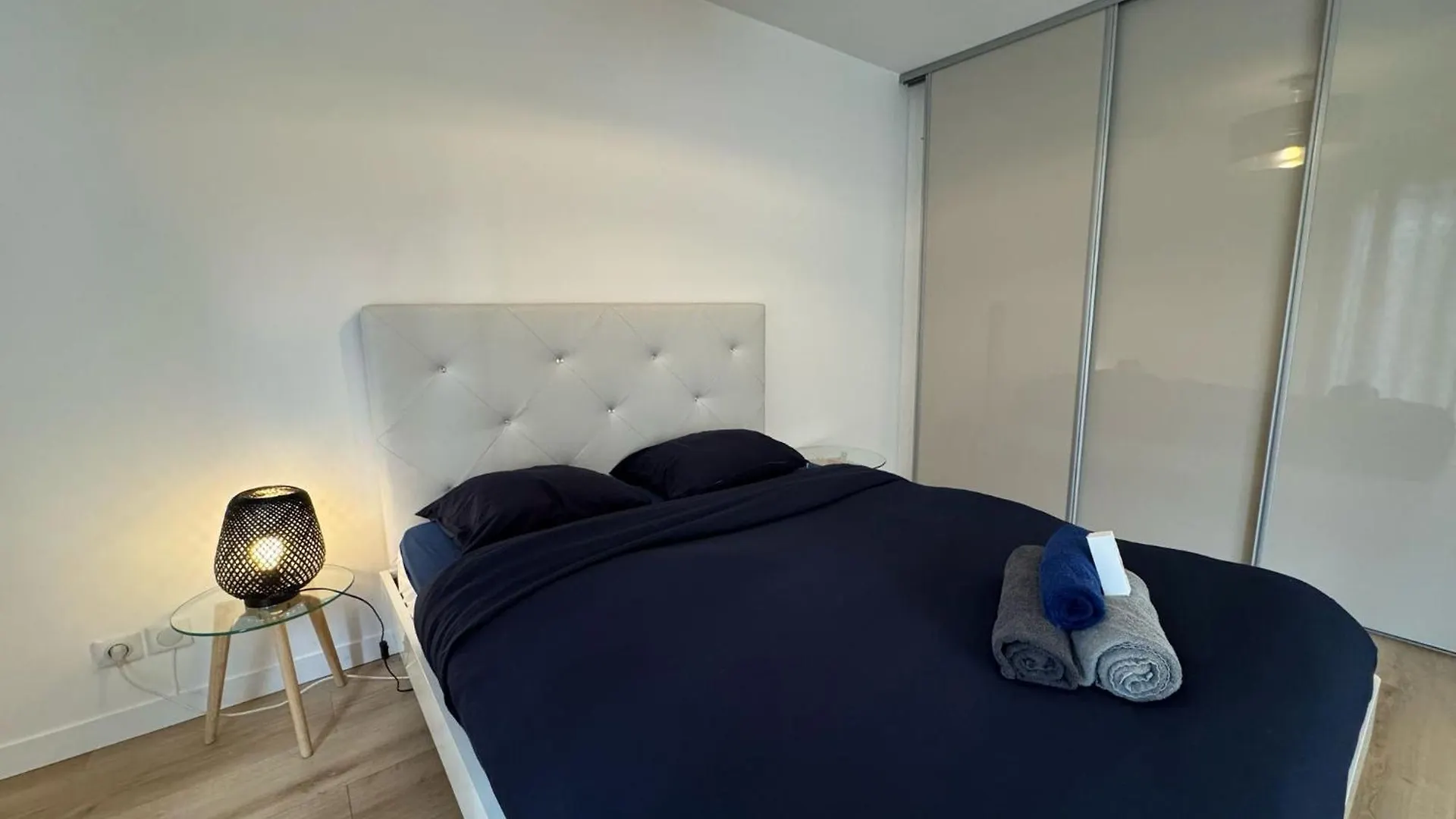 Beautiful Renovated 2 Room Garden Box Eurexpo-Lyon- Stadium Bron Apartment
