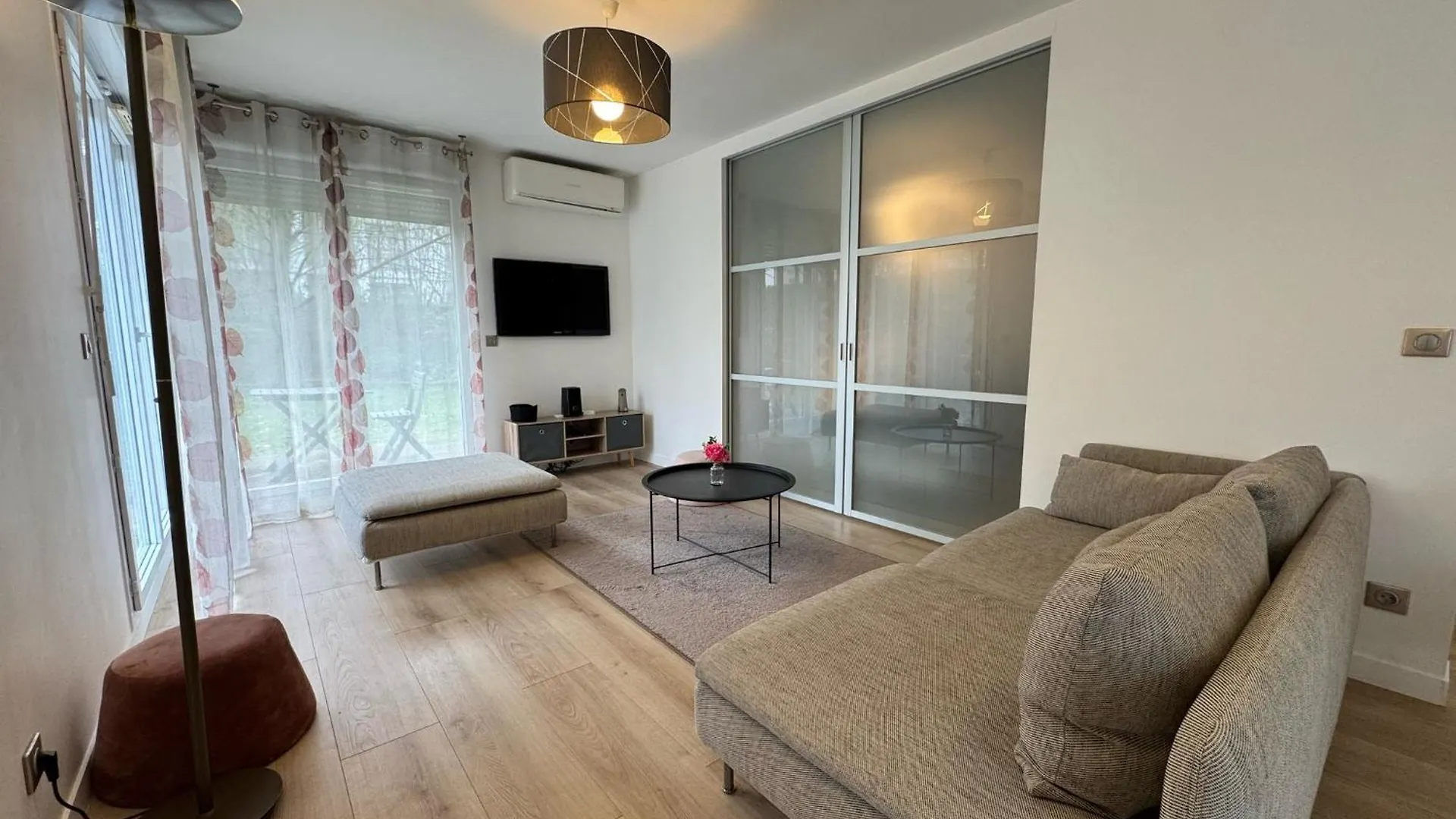 Apartment Beautiful Renovated 2 Room Garden Box Eurexpo-Lyon- Stadium Bron