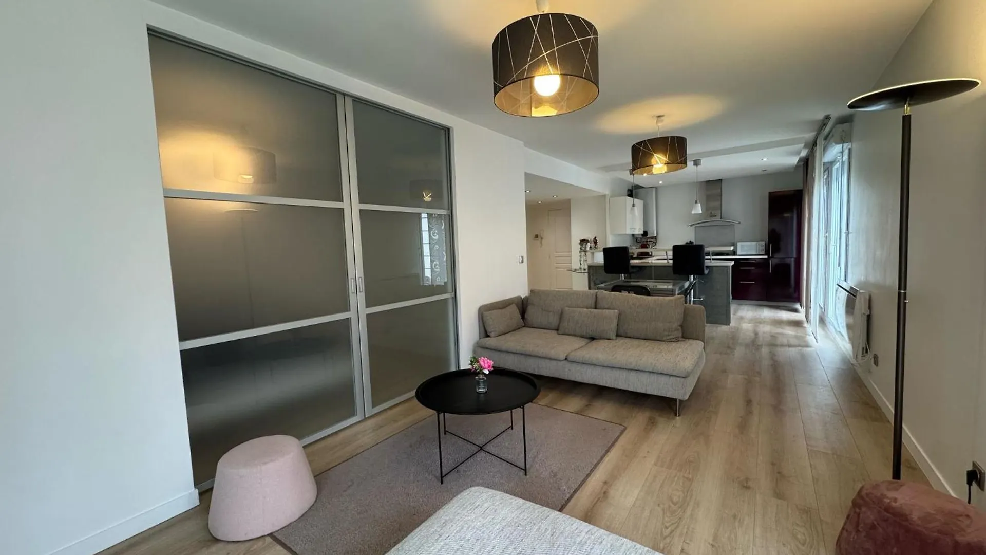 Beautiful Renovated 2 Room Garden Box Eurexpo-Lyon- Stadium Bron 0*,