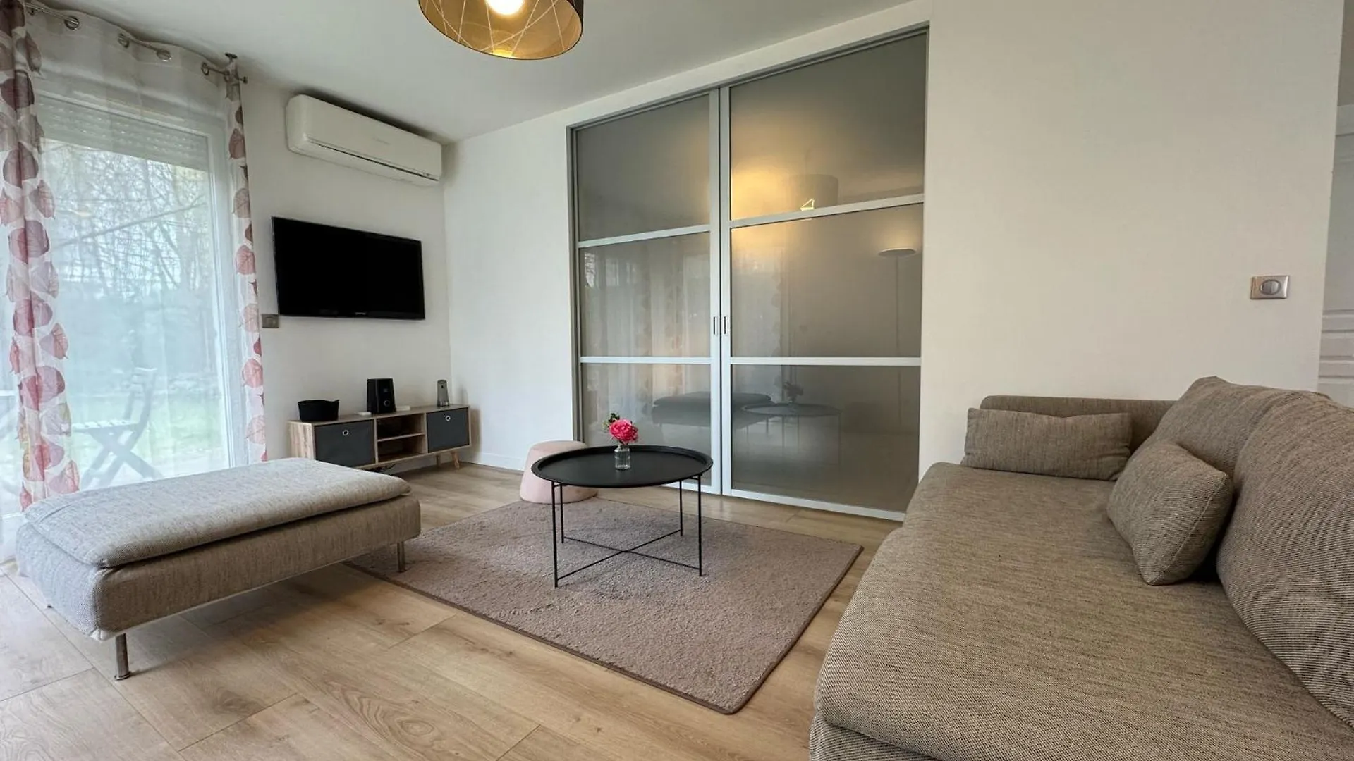 Beautiful Renovated 2 Room Garden Box Eurexpo-Lyon- Stadium Bron Apartment