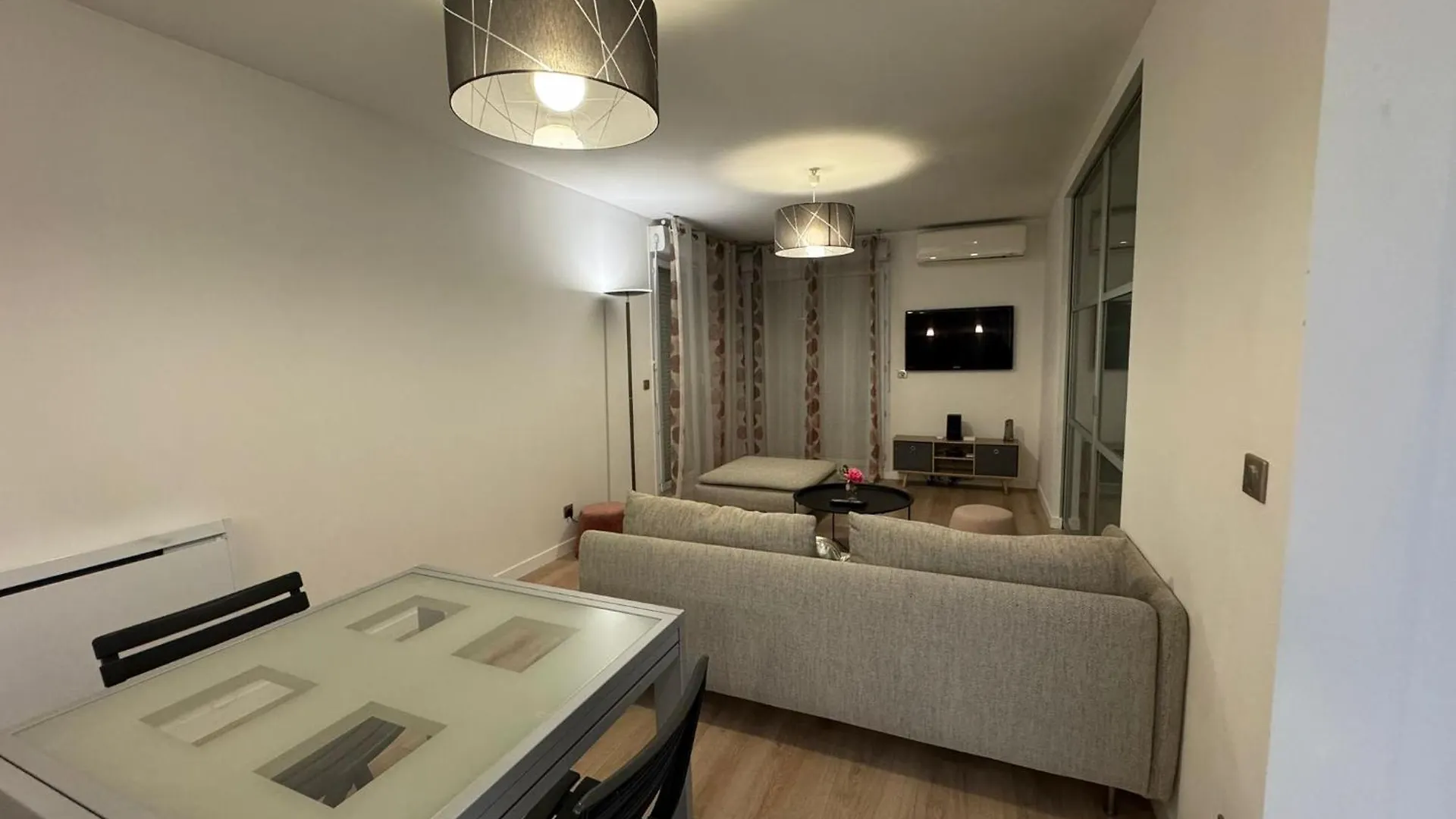 Beautiful Renovated 2 Room Garden Box Eurexpo-Lyon- Stadium Bron France