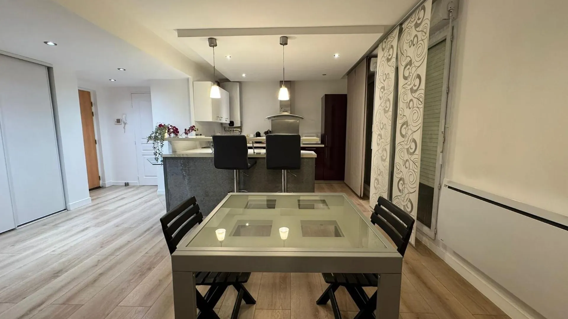 Beautiful Renovated 2 Room Garden Box Eurexpo-Lyon- Stadium Bron France