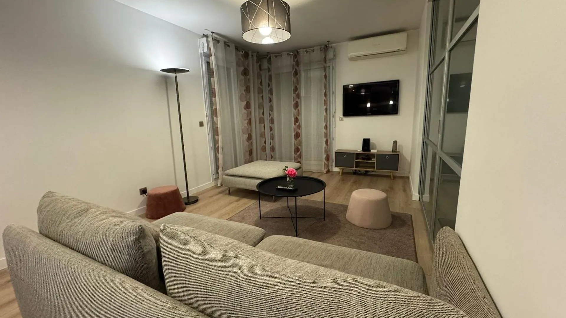 Apartment Beautiful Renovated 2 Room Garden Box Eurexpo-Lyon- Stadium Bron France